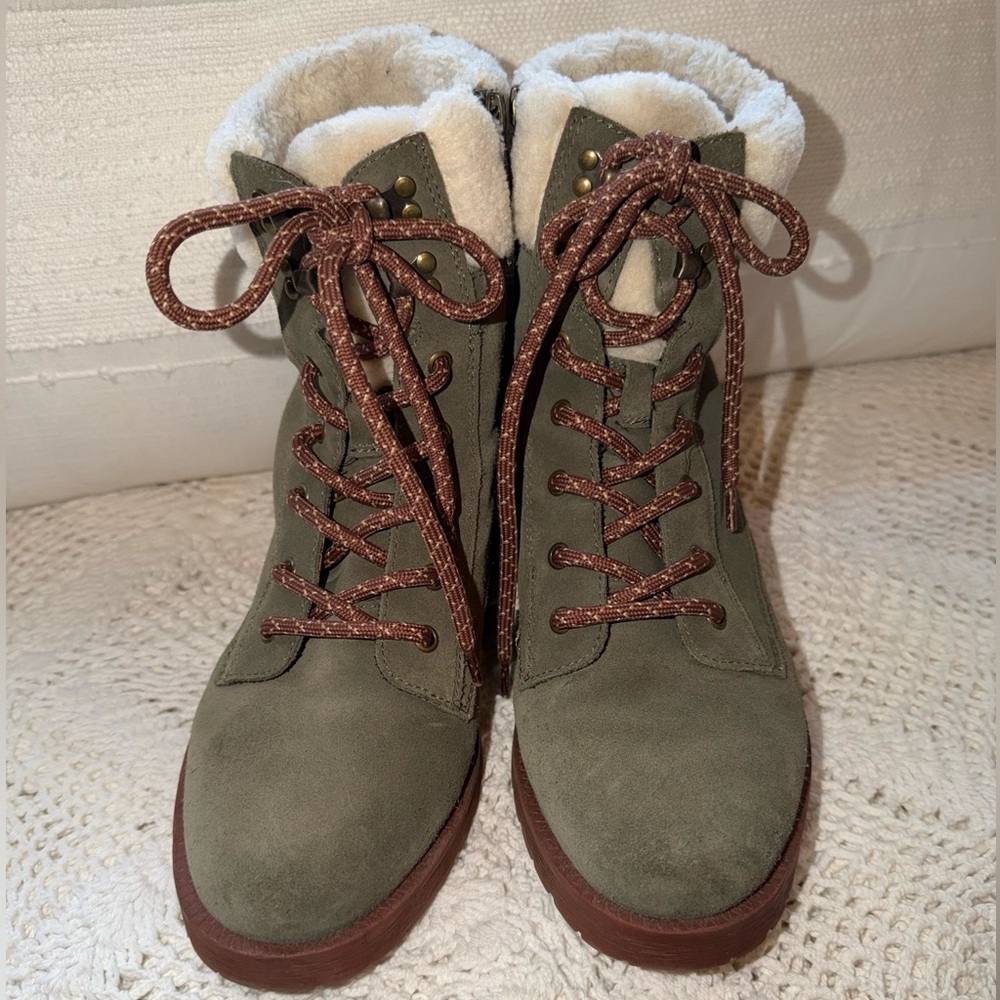 Vionic Zoey Green Waterproof Suede Boots Sz 8.5